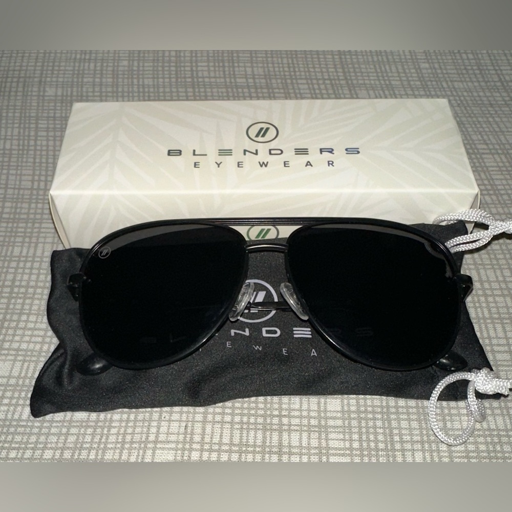 Blenders Shadow Assertive Style Sunglasses
